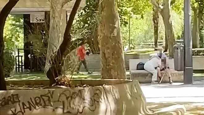 [VIDEO] Sorprenden a una pareja de ancianos dando rienda suelta a su pasión en plena vía publica 